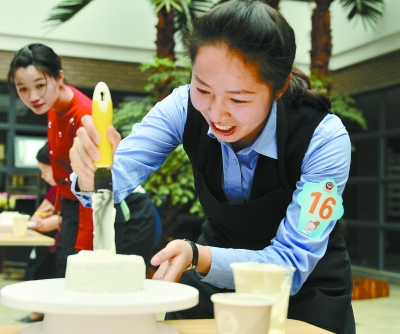 警花秀出蛋糕香 当硬核守护邂逅指尖甜蜜